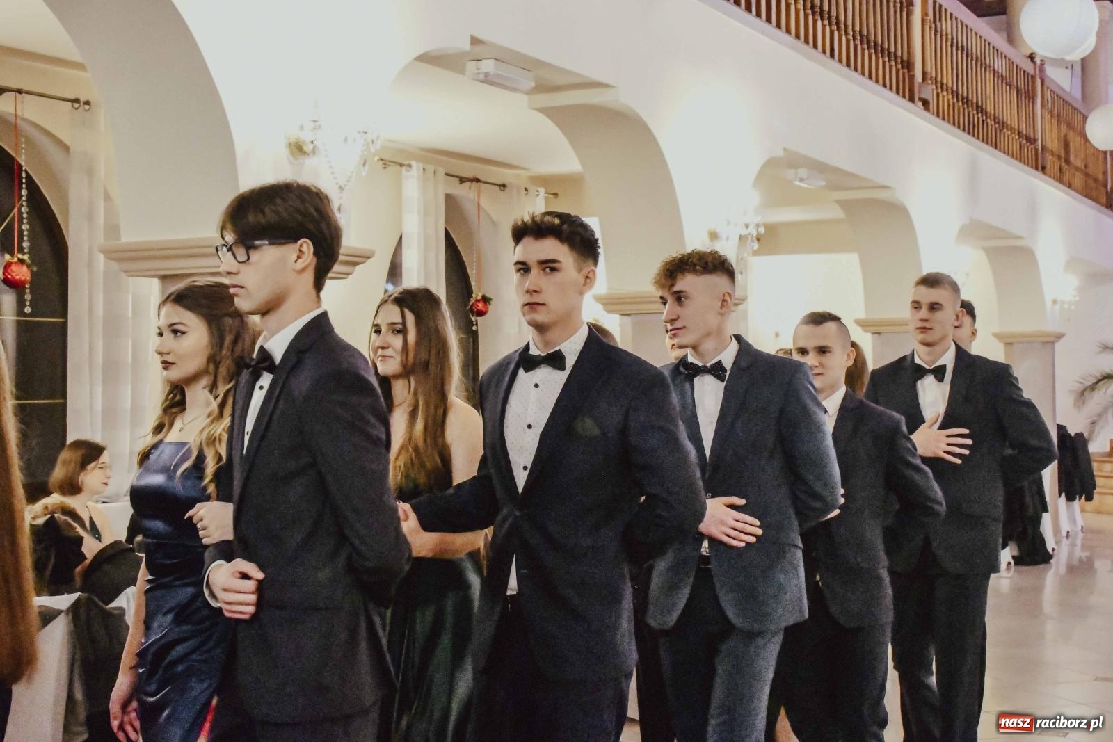 Zdjęcie w galerii na portalu naszraciborz.pl: Maturzyści I LO i Liceum Sztuk Plastycznych zatańczyli poloneza w Rogowie [FOTO i WIDEO] wiadomości z regionu