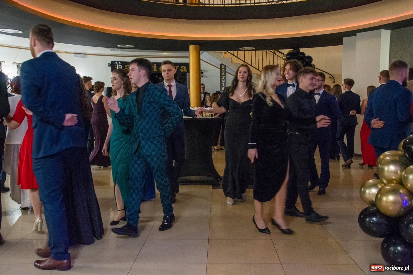 Zdjęcie w galerii na portalu naszraciborz.pl: Maturzyści z Budowlanki i Gastronomika bawią się na studniówce w Baśniowej [FOTO i WIDEO] wiadomości z regionu