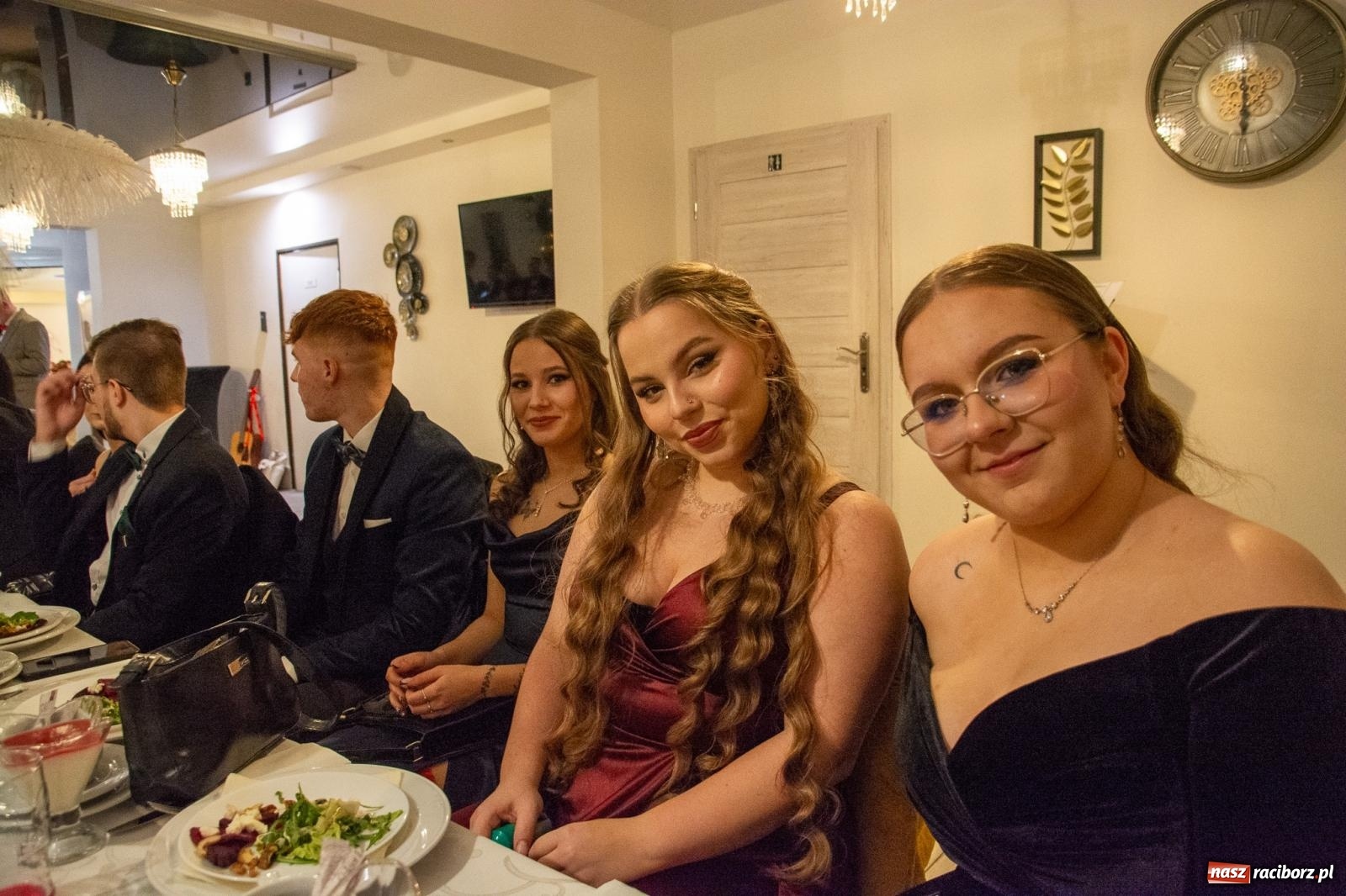 Zdjęcie w galerii na portalu naszraciborz.pl: Maturzyści z Budowlanki i Gastronomika bawią się na studniówce w Baśniowej [FOTO i WIDEO] wiadomości z regionu