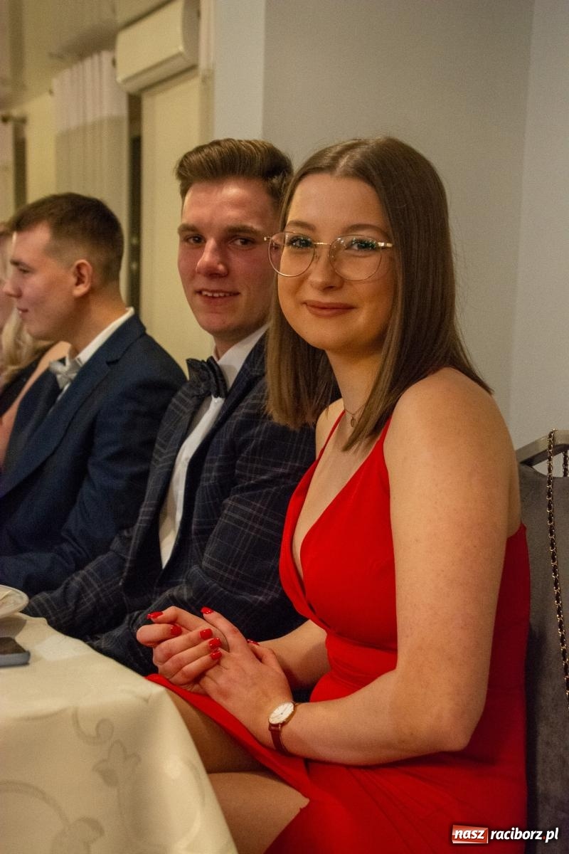 Zdjęcie w galerii na portalu naszraciborz.pl: Maturzyści z Budowlanki i Gastronomika bawią się na studniówce w Baśniowej [FOTO i WIDEO] wiadomości z regionu