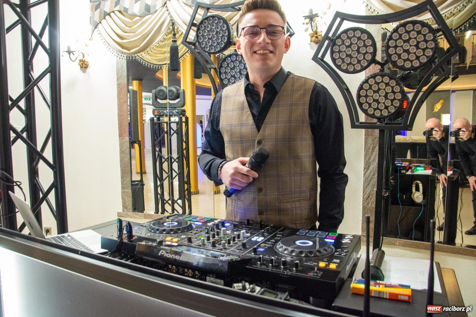 Zdjęcie w galerii na portalu naszraciborz.pl: Maturzyści z Budowlanki i Gastronomika bawią się na studniówce w Baśniowej [FOTO i WIDEO] wiadomości z regionu