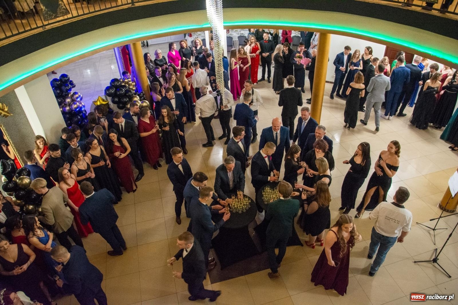 Zdjęcie w galerii na portalu naszraciborz.pl: Maturzyści z Budowlanki i Gastronomika bawią się na studniówce w Baśniowej [FOTO i WIDEO] wiadomości z regionu