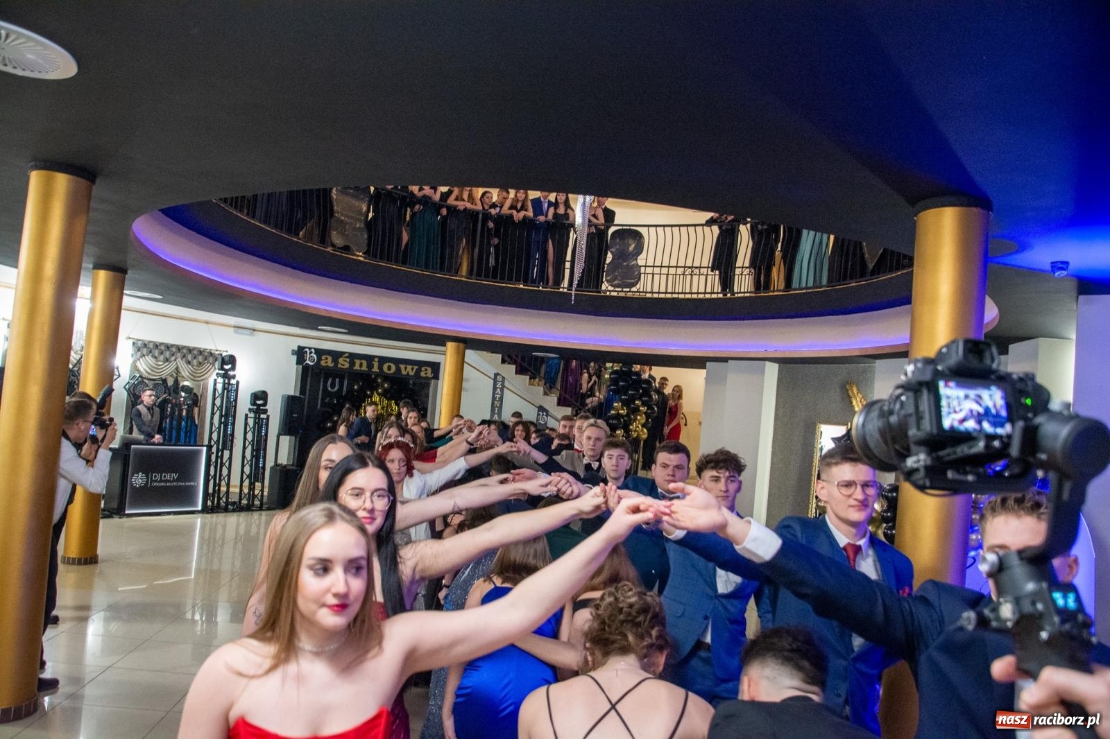 Zdjęcie w galerii na portalu naszraciborz.pl: Maturzyści z Budowlanki i Gastronomika bawią się na studniówce w Baśniowej [FOTO i WIDEO] wiadomości z regionu