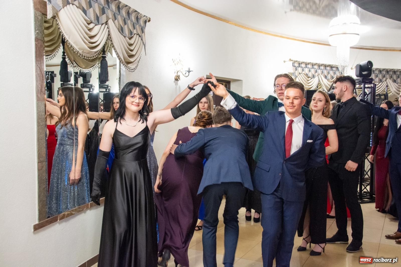 Zdjęcie w galerii na portalu naszraciborz.pl: Maturzyści z Budowlanki i Gastronomika bawią się na studniówce w Baśniowej [FOTO i WIDEO] wiadomości z regionu