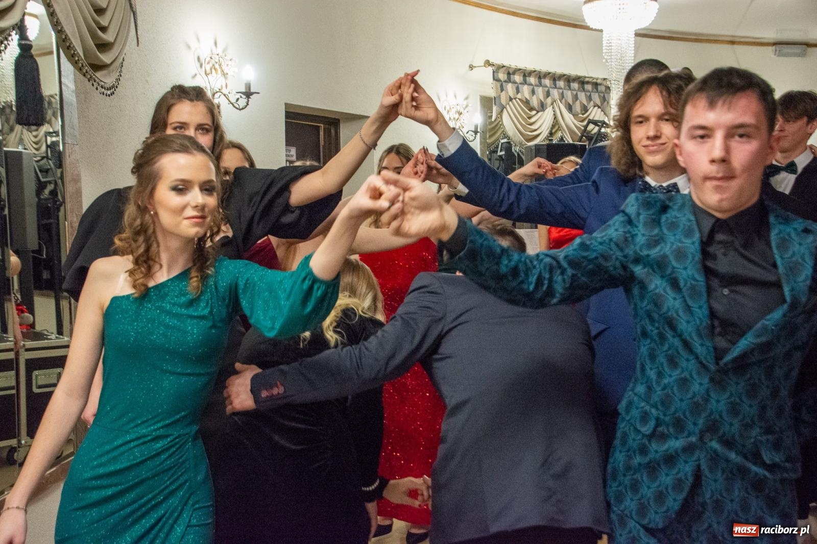 Zdjęcie w galerii na portalu naszraciborz.pl: Maturzyści z Budowlanki i Gastronomika bawią się na studniówce w Baśniowej [FOTO i WIDEO] wiadomości z regionu