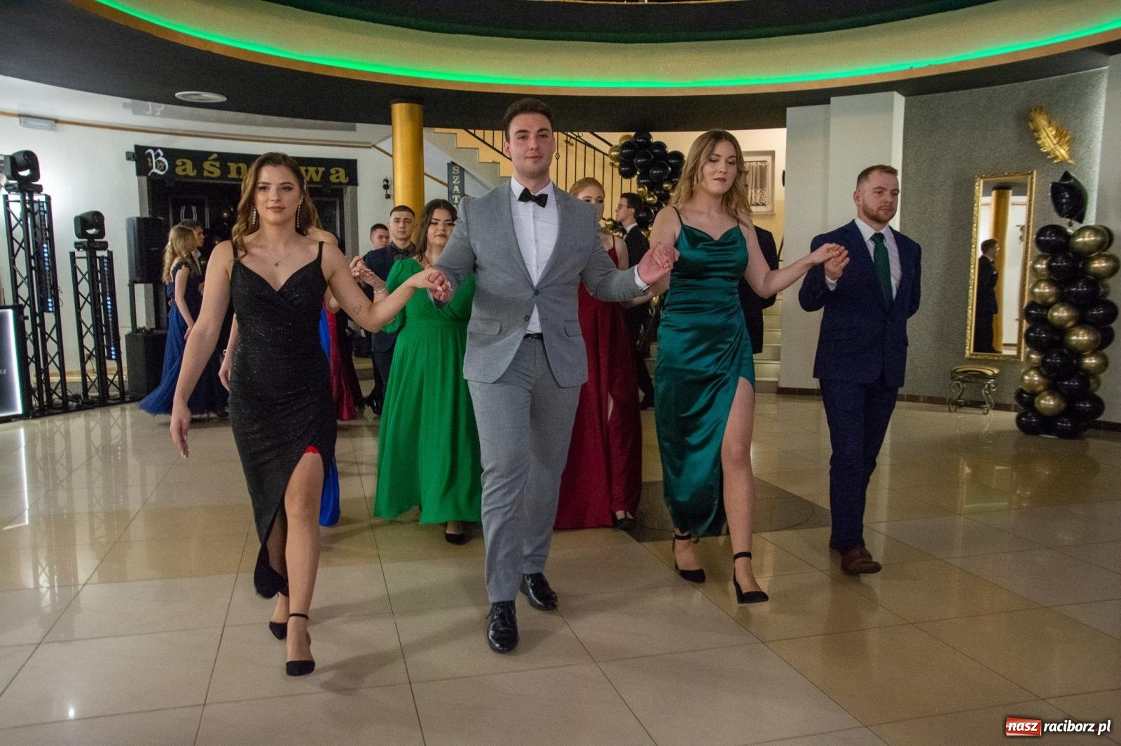 Zdjęcie w galerii na portalu naszraciborz.pl: Maturzyści z Budowlanki i Gastronomika bawią się na studniówce w Baśniowej [FOTO i WIDEO] wiadomości z regionu