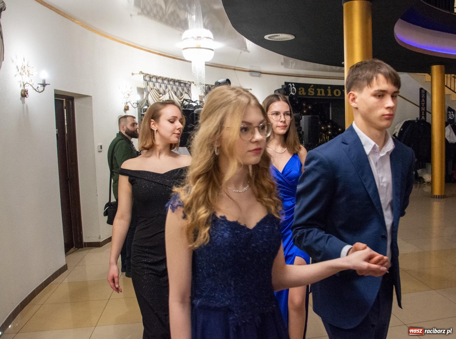 Zdjęcie w galerii na portalu naszraciborz.pl: Maturzyści z Budowlanki i Gastronomika bawią się na studniówce w Baśniowej [FOTO i WIDEO] wiadomości z regionu