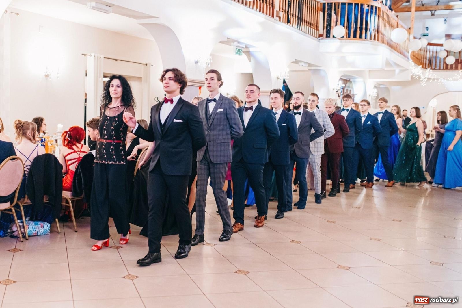 Zdjęcie w galerii na portalu naszraciborz.pl: Ah, cóż to był za bal! Studniówka Kasprowicza na bis! [FOTO] wiadomości z regionu