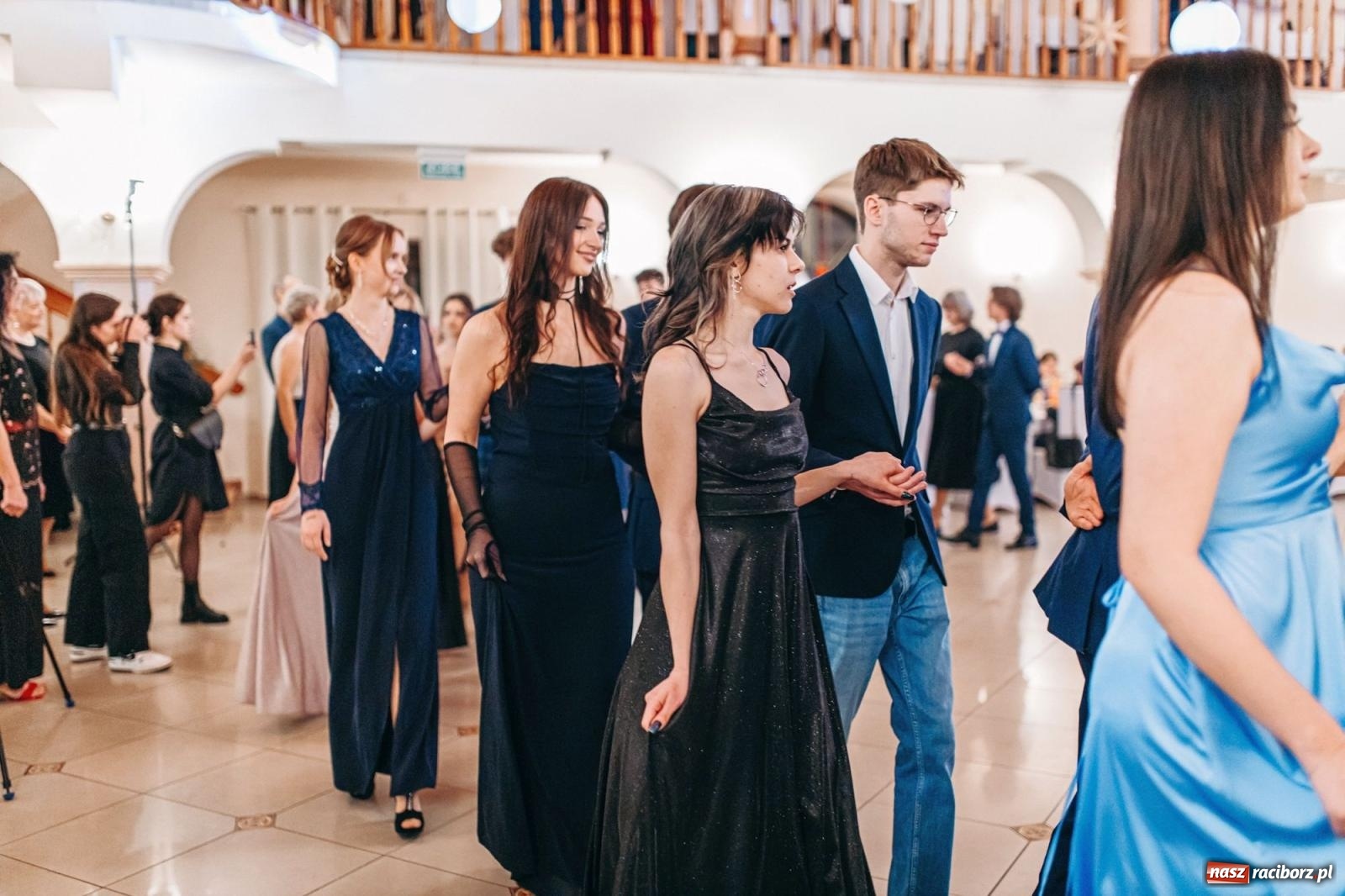 Zdjęcie w galerii na portalu naszraciborz.pl: Ah, cóż to był za bal! Studniówka Kasprowicza na bis! [FOTO] wiadomości z regionu