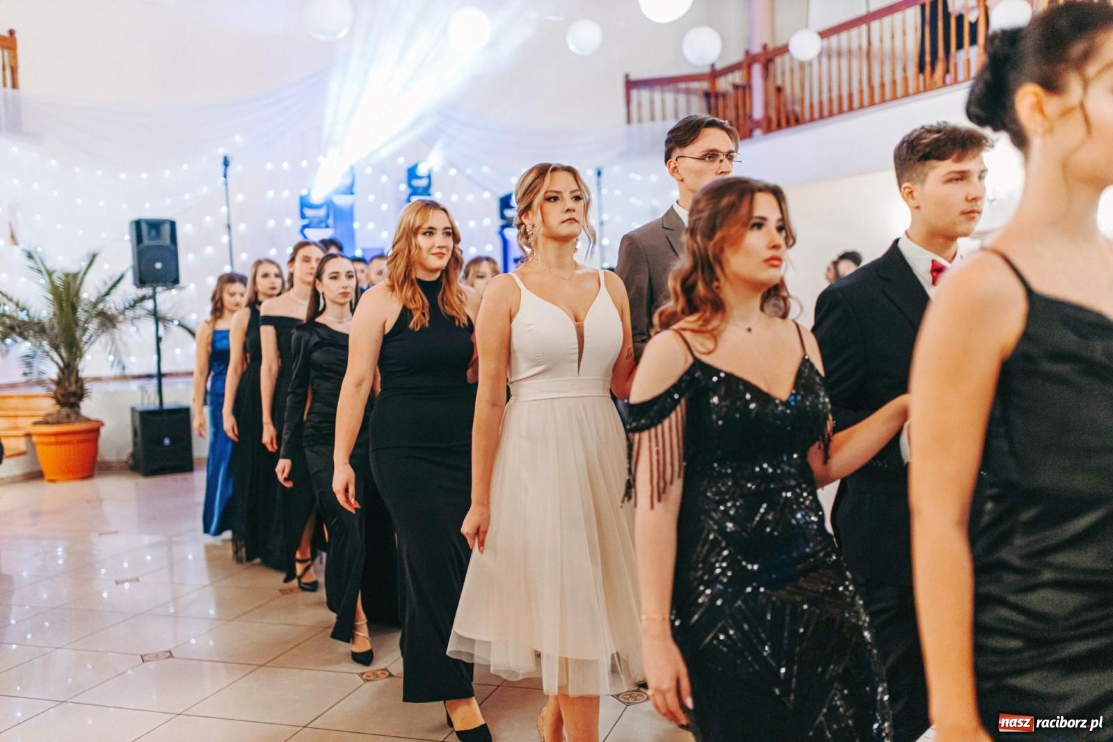 Zdjęcie w galerii na portalu naszraciborz.pl: Ah, cóż to był za bal! Studniówka Kasprowicza na bis! [FOTO] wiadomości z regionu