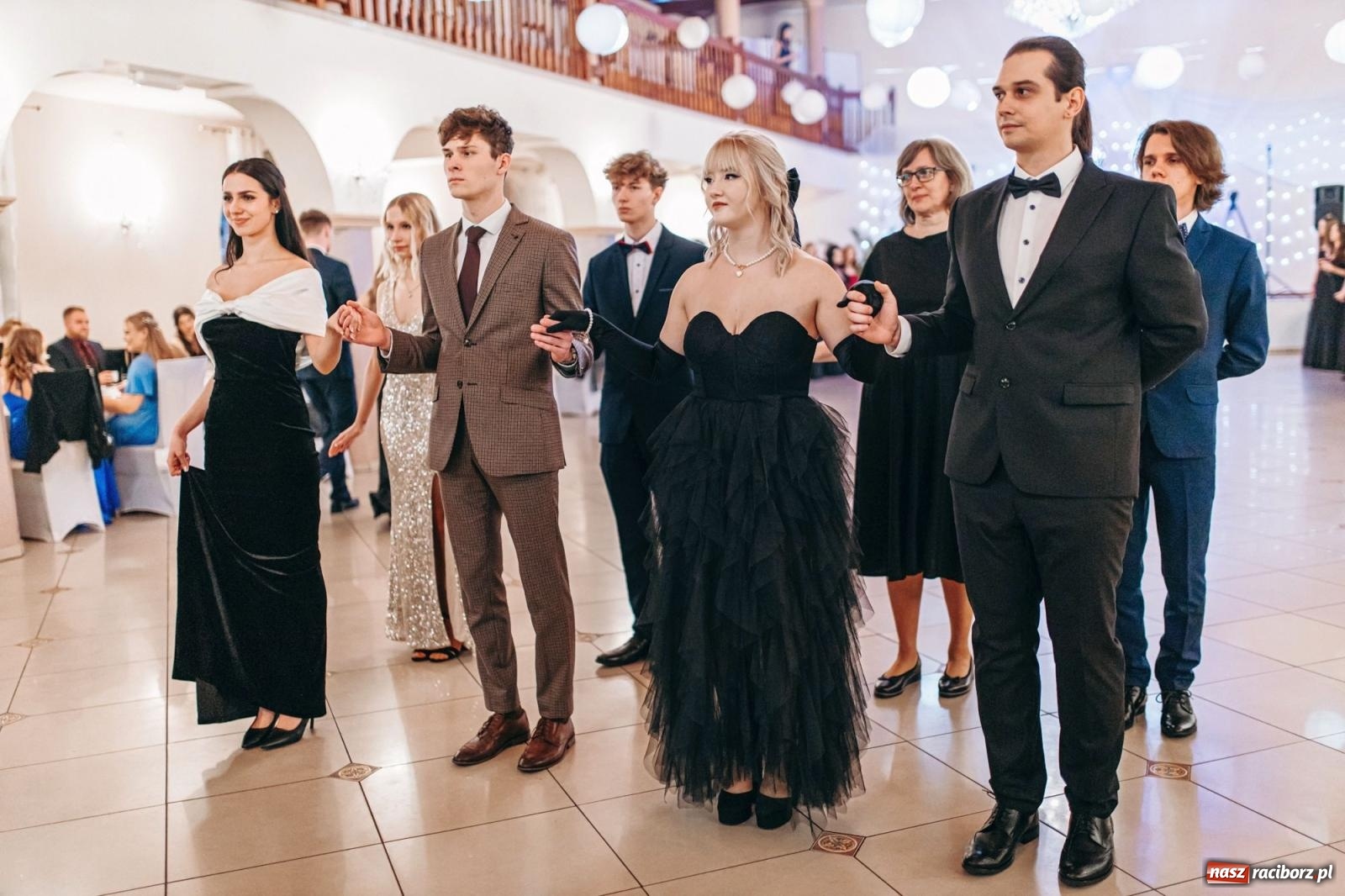 Zdjęcie w galerii na portalu naszraciborz.pl: Ah, cóż to był za bal! Studniówka Kasprowicza na bis! [FOTO] wiadomości z regionu