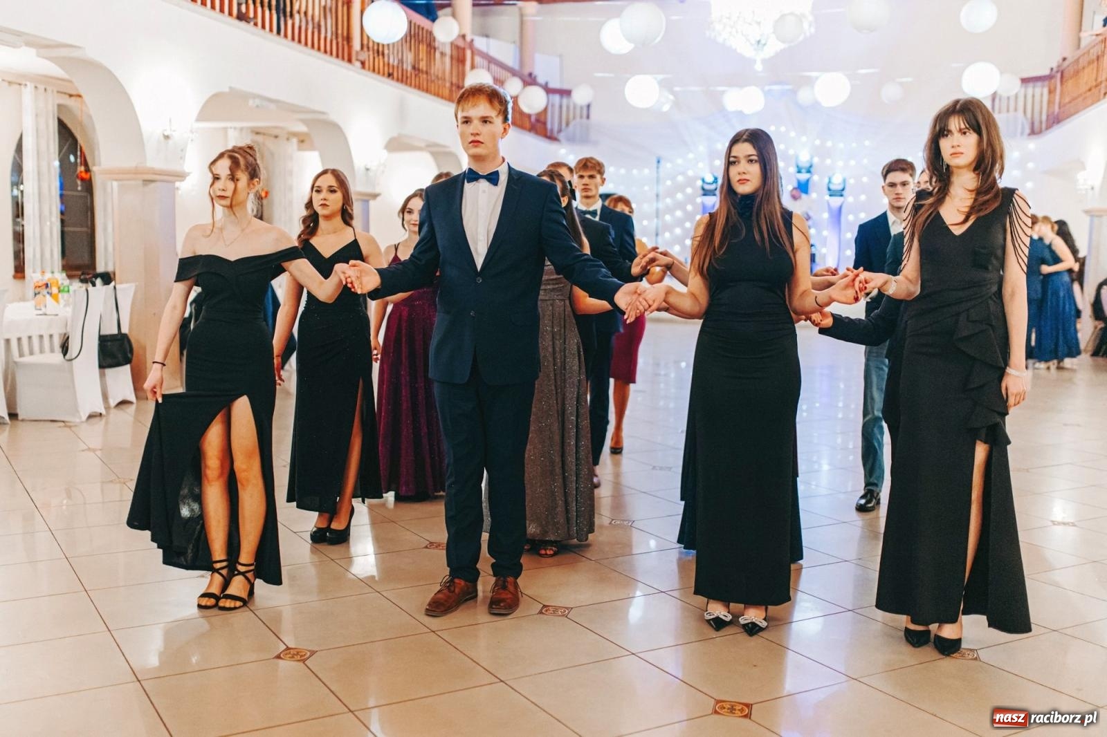 Zdjęcie w galerii na portalu naszraciborz.pl: Ah, cóż to był za bal! Studniówka Kasprowicza na bis! [FOTO] wiadomości z regionu