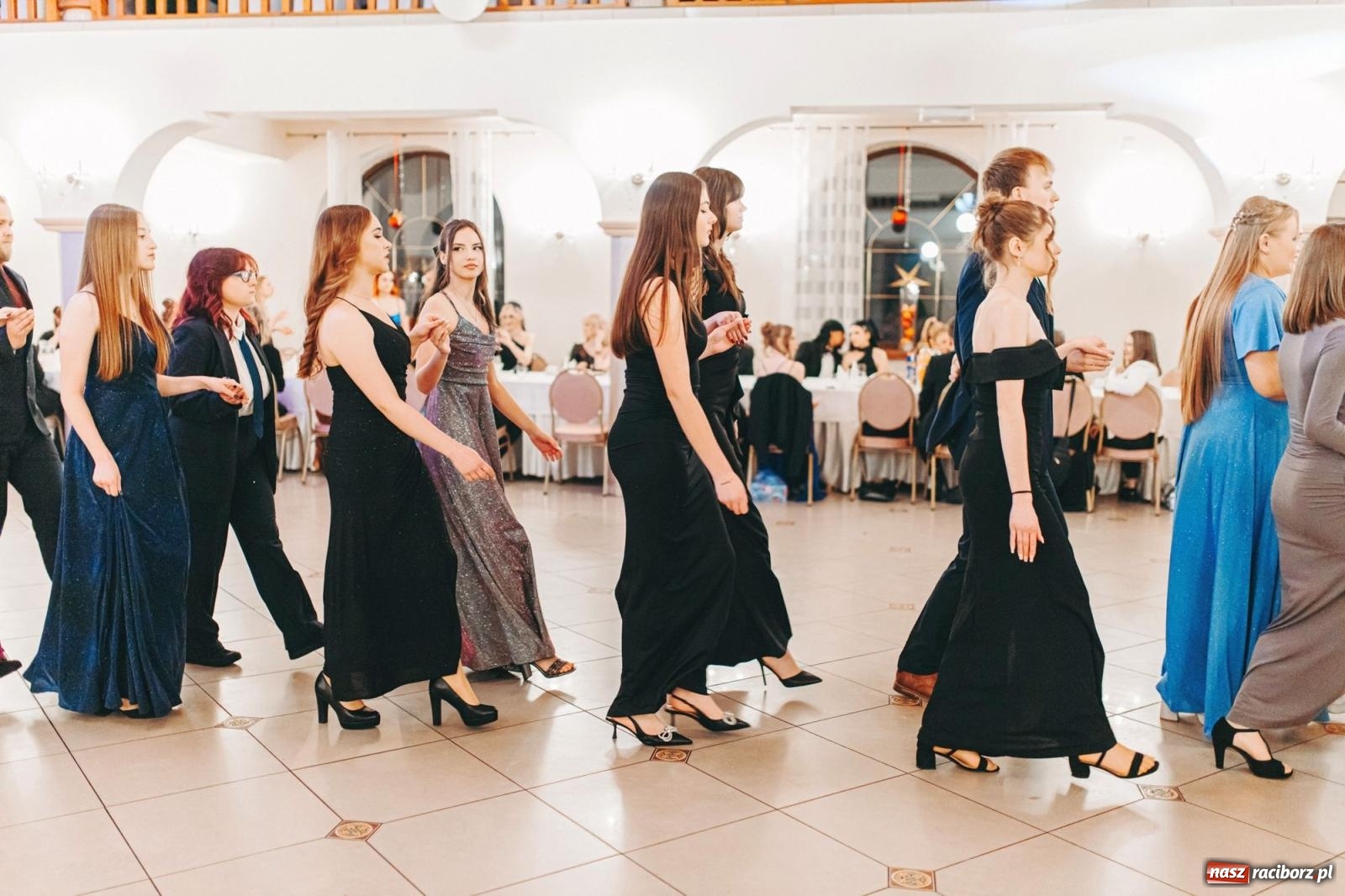 Zdjęcie w galerii na portalu naszraciborz.pl: Ah, cóż to był za bal! Studniówka Kasprowicza na bis! [FOTO] wiadomości z regionu