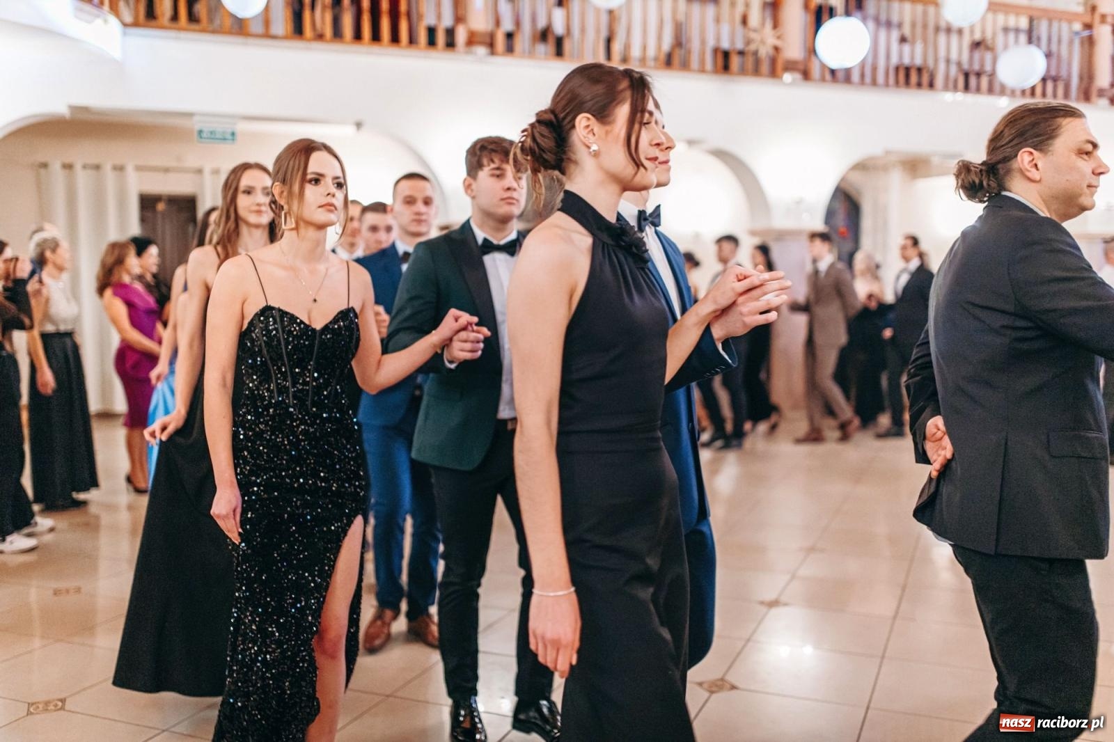 Zdjęcie w galerii na portalu naszraciborz.pl: Ah, cóż to był za bal! Studniówka Kasprowicza na bis! [FOTO] wiadomości z regionu