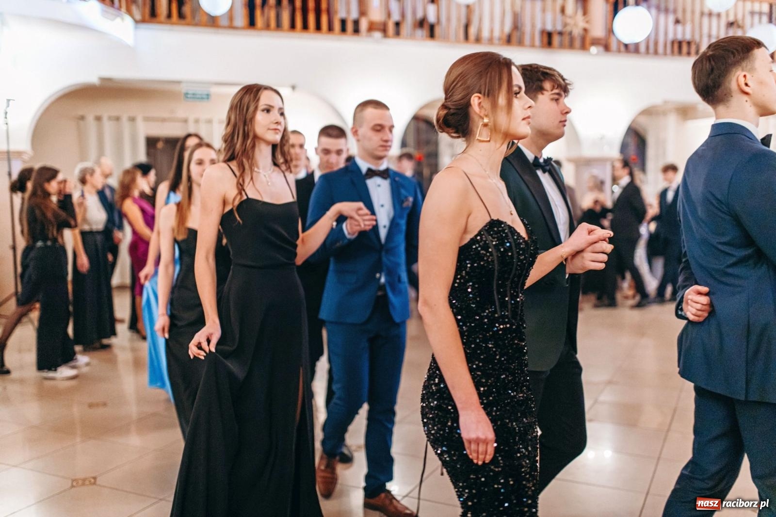 Zdjęcie w galerii na portalu naszraciborz.pl: Ah, cóż to był za bal! Studniówka Kasprowicza na bis! [FOTO] wiadomości z regionu