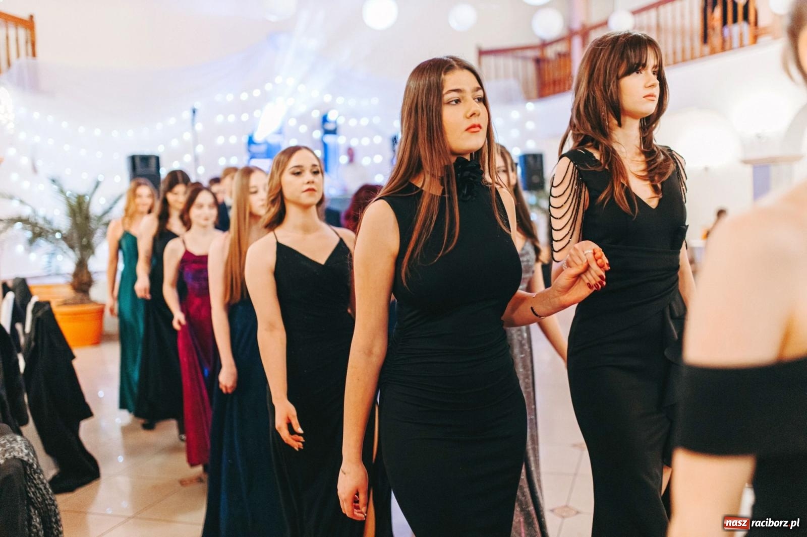 Zdjęcie w galerii na portalu naszraciborz.pl: Ah, cóż to był za bal! Studniówka Kasprowicza na bis! [FOTO] wiadomości z regionu