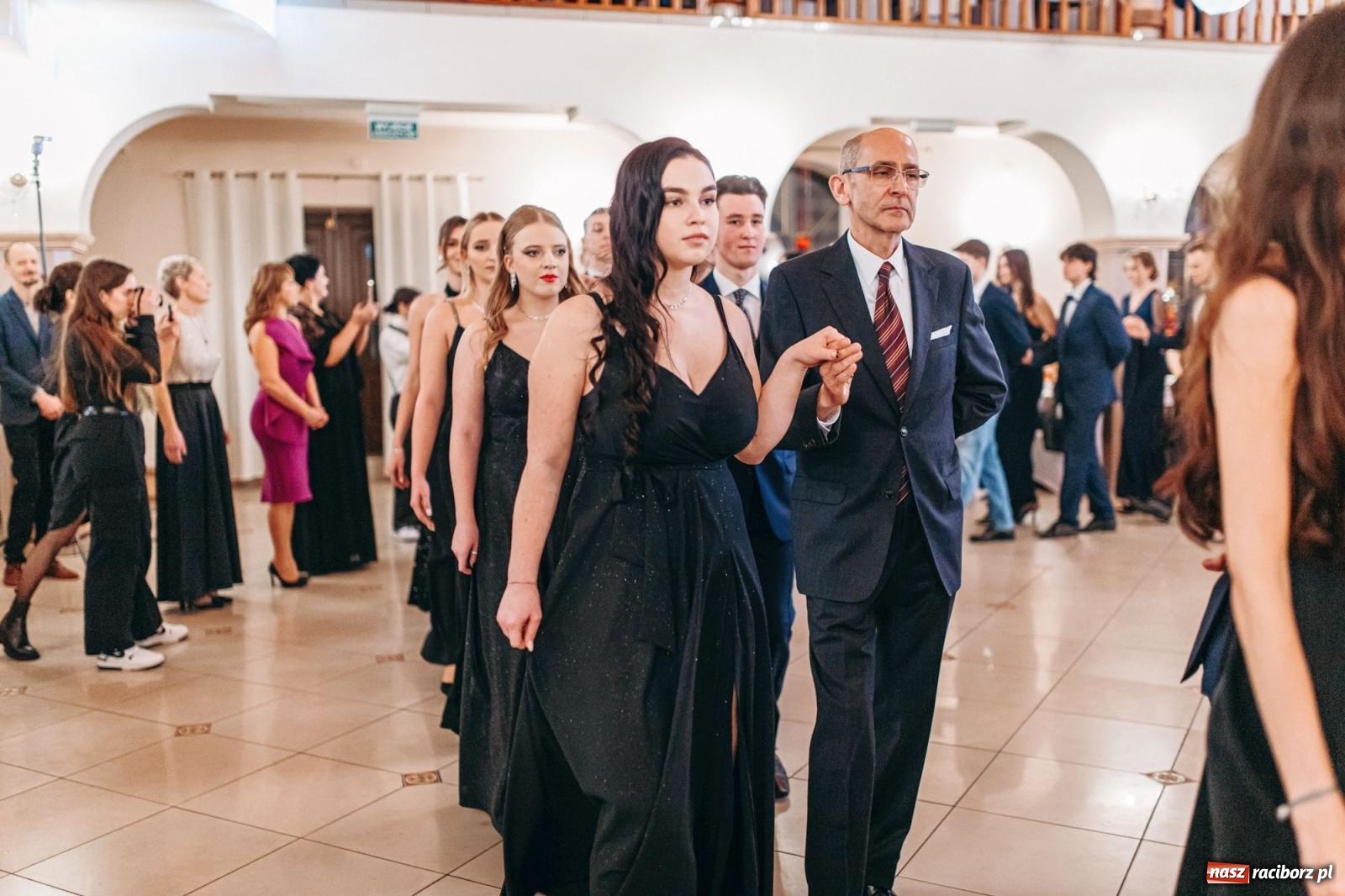 Zdjęcie w galerii na portalu naszraciborz.pl: Ah, cóż to był za bal! Studniówka Kasprowicza na bis! [FOTO] wiadomości z regionu