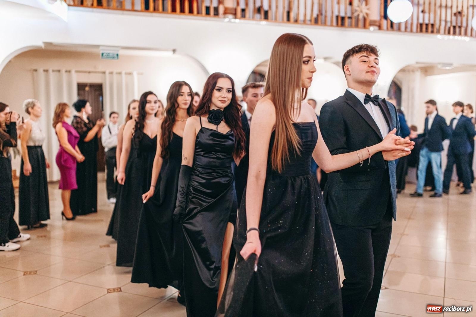 Zdjęcie w galerii na portalu naszraciborz.pl: Ah, cóż to był za bal! Studniówka Kasprowicza na bis! [FOTO] wiadomości z regionu