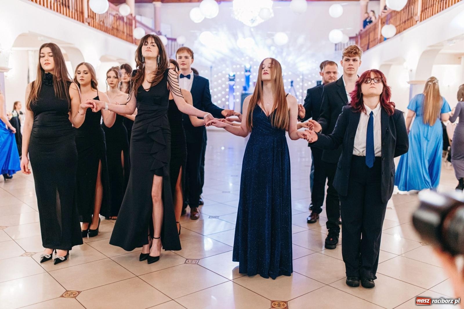 Zdjęcie w galerii na portalu naszraciborz.pl: Ah, cóż to był za bal! Studniówka Kasprowicza na bis! [FOTO] wiadomości z regionu