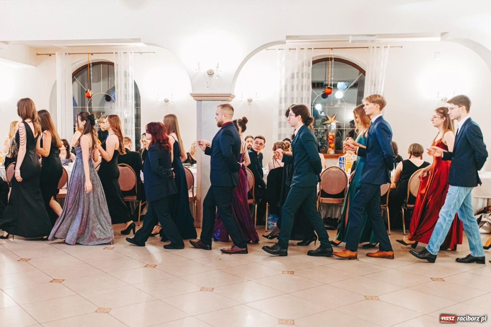 Zdjęcie w galerii na portalu naszraciborz.pl: Ah, cóż to był za bal! Studniówka Kasprowicza na bis! [FOTO] wiadomości z regionu