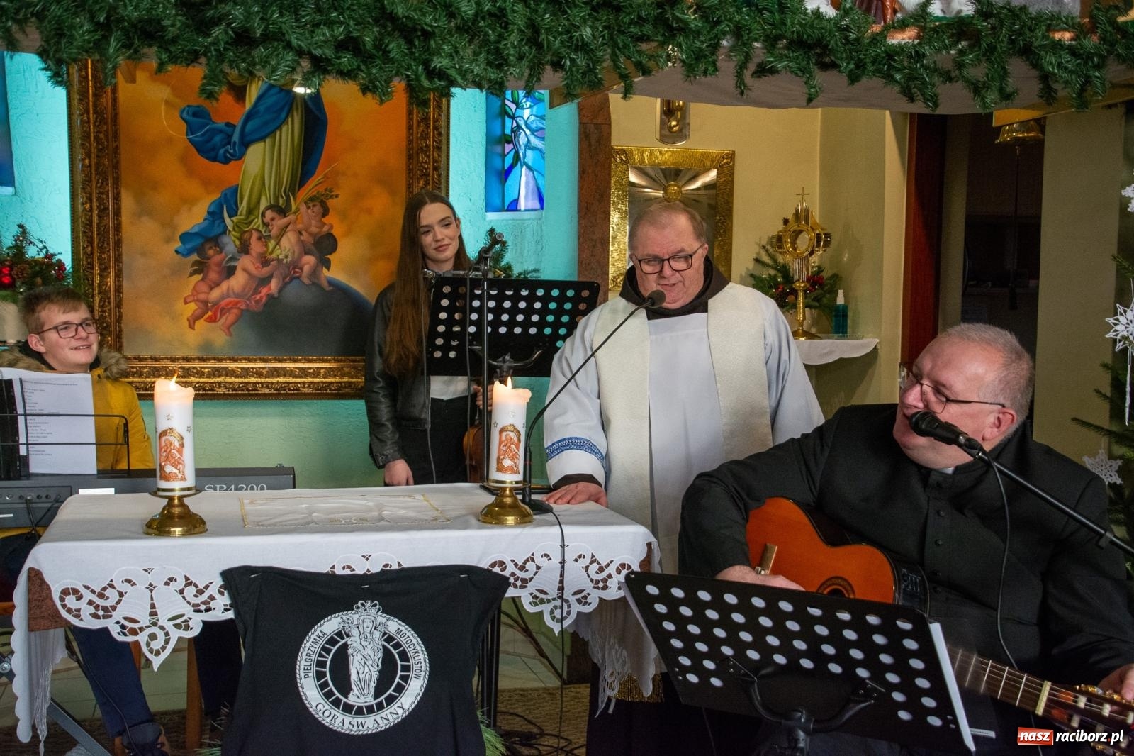 Zdjęcie w galerii na portalu naszraciborz.pl: Motocyklowe kolędowanie przy żłóbku w Raciborzu wiadomości z regionu