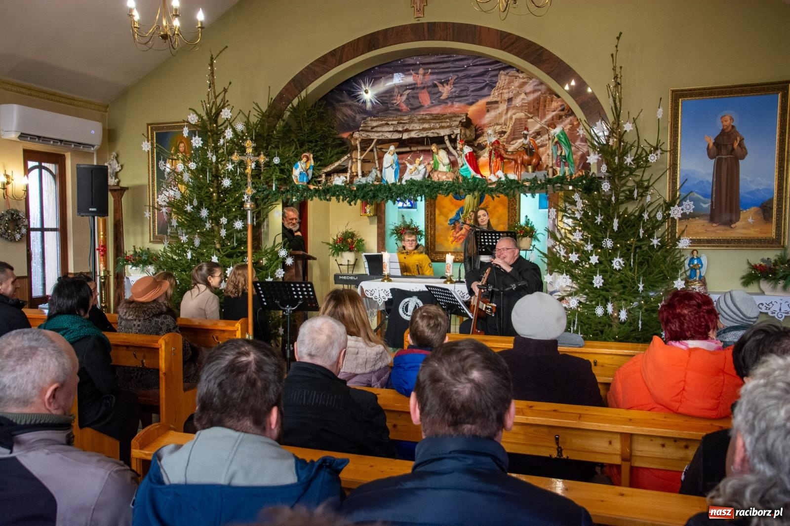 Zdjęcie w galerii na portalu naszraciborz.pl: Motocyklowe kolędowanie przy żłóbku w Raciborzu wiadomości z regionu
