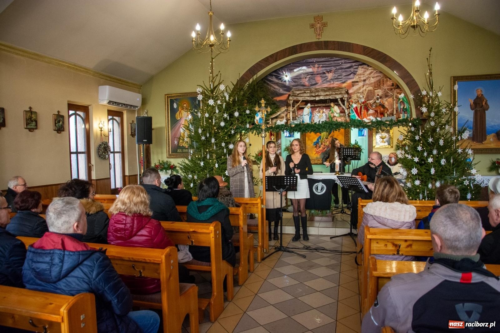 Zdjęcie w galerii na portalu naszraciborz.pl: Motocyklowe kolędowanie przy żłóbku w Raciborzu wiadomości z regionu