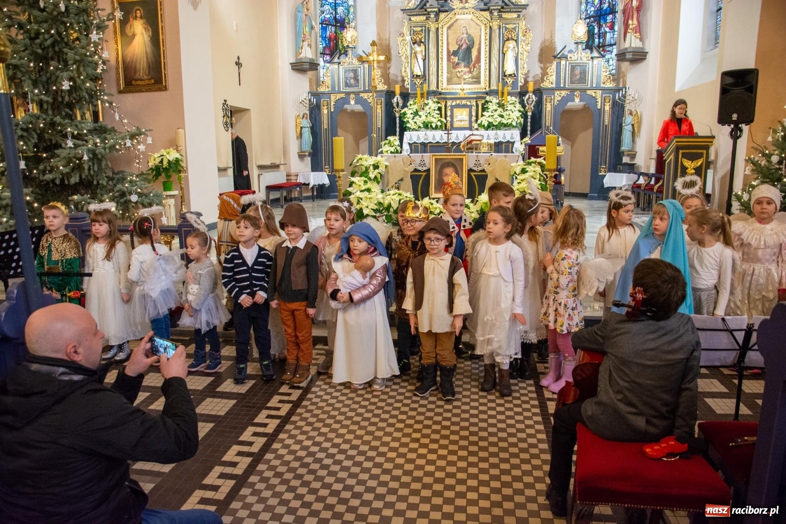 Zdjęcie w galerii na portalu naszraciborz.pl: Brzeskie kolędowanie przy żłóbku [FOTO i WIDEO] wiadomości z regionu