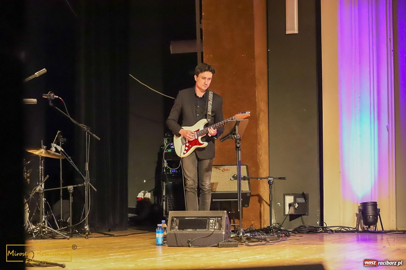 Zdjęcie w galerii na portalu naszraciborz.pl: Śladami Agnieszki Osieckiej w RCK. Janek Górka zaśpiewał w Raciborzu [FOTO i WIDEO] wiadomości z regionu