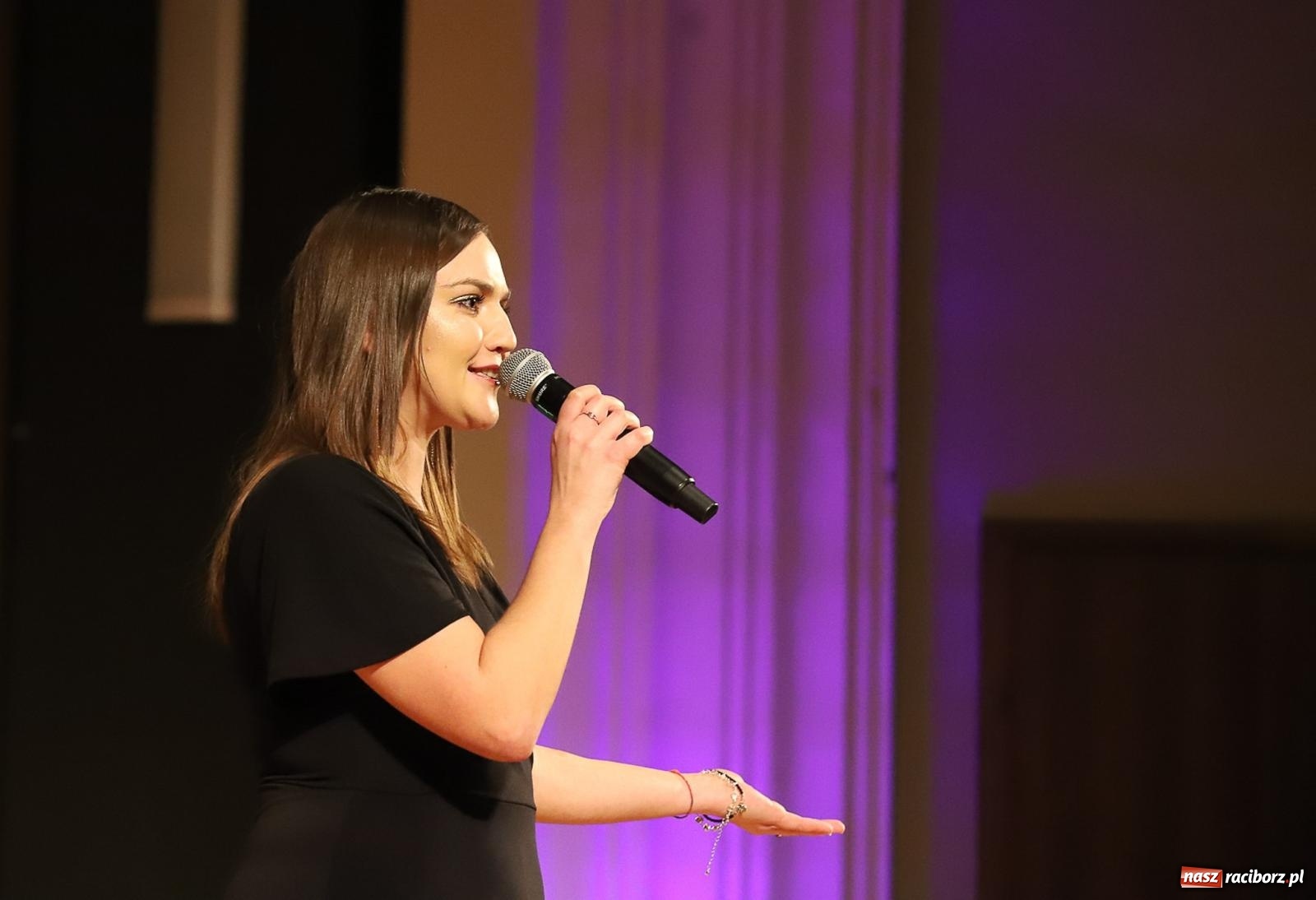 Zdjęcie w galerii na portalu naszraciborz.pl: Śladami Agnieszki Osieckiej w RCK. Janek Górka zaśpiewał w Raciborzu [FOTO i WIDEO] wiadomości z regionu