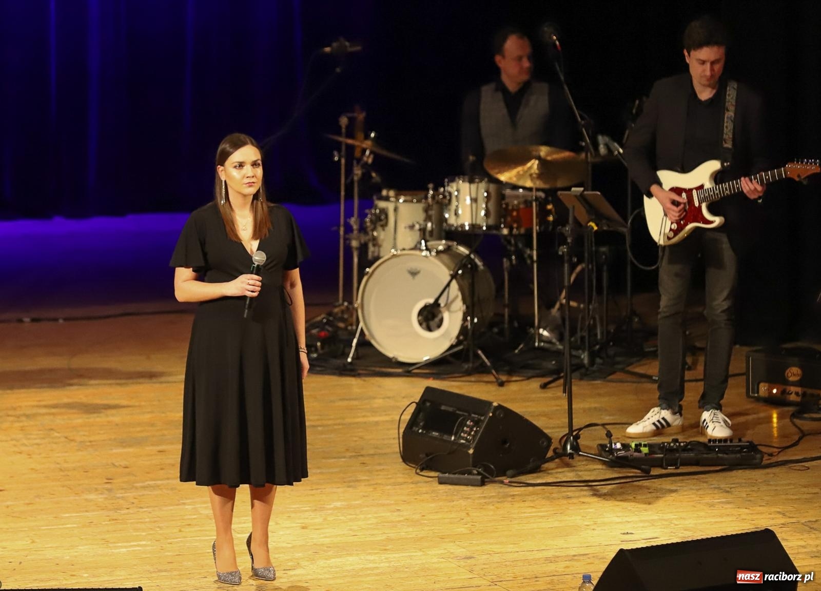 Zdjęcie w galerii na portalu naszraciborz.pl: Śladami Agnieszki Osieckiej w RCK. Janek Górka zaśpiewał w Raciborzu [FOTO i WIDEO] wiadomości z regionu