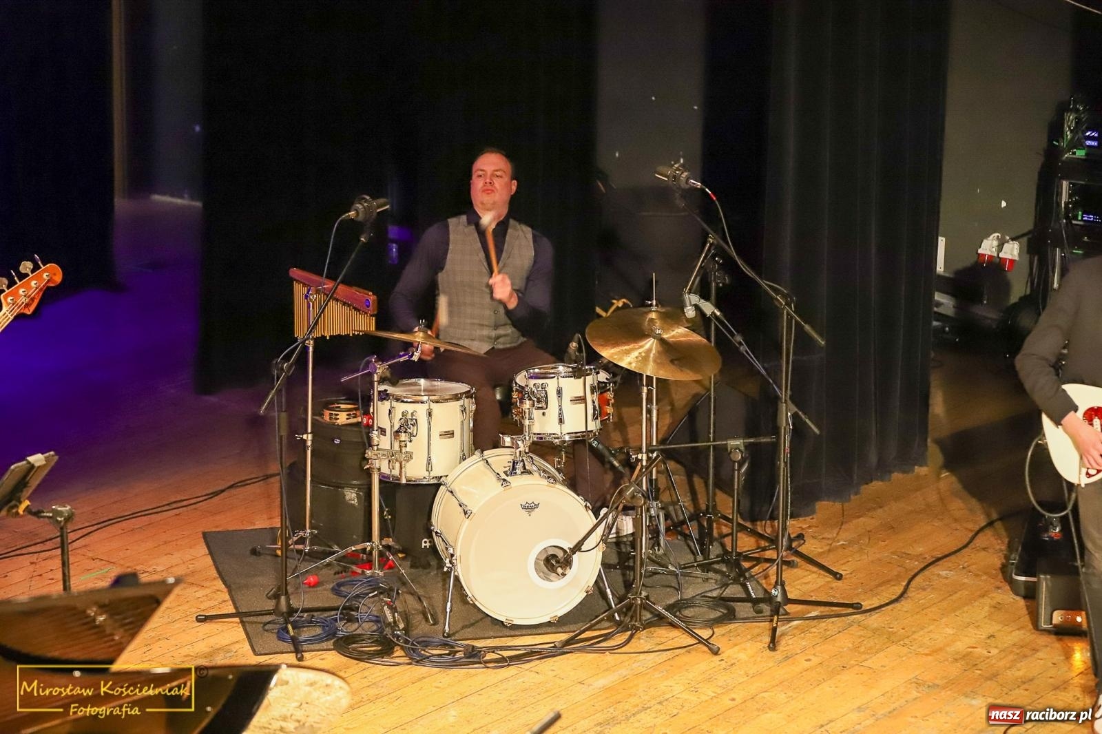 Zdjęcie w galerii na portalu naszraciborz.pl: Śladami Agnieszki Osieckiej w RCK. Janek Górka zaśpiewał w Raciborzu [FOTO i WIDEO] wiadomości z regionu