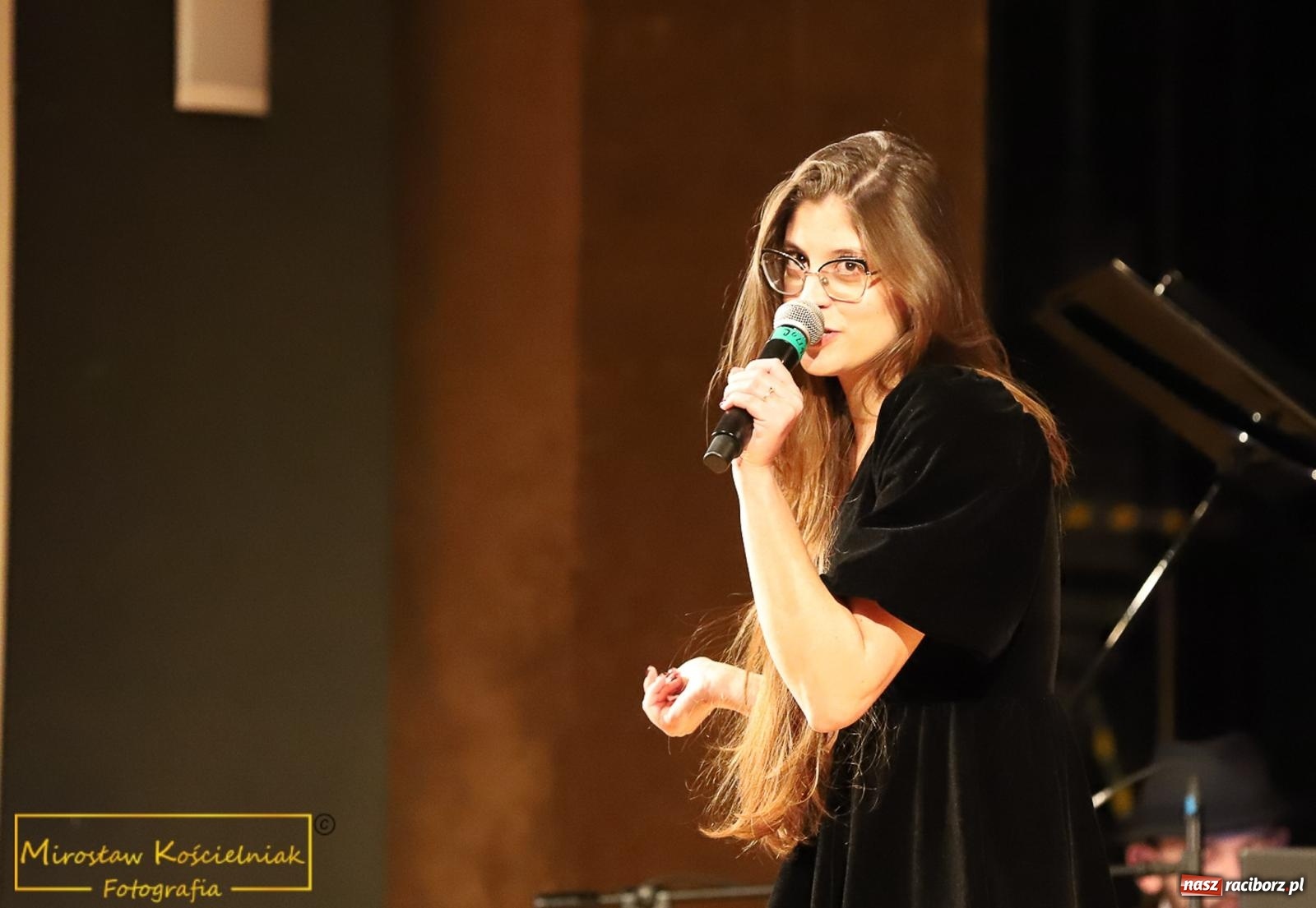 Zdjęcie w galerii na portalu naszraciborz.pl: Śladami Agnieszki Osieckiej w RCK. Janek Górka zaśpiewał w Raciborzu [FOTO i WIDEO] wiadomości z regionu