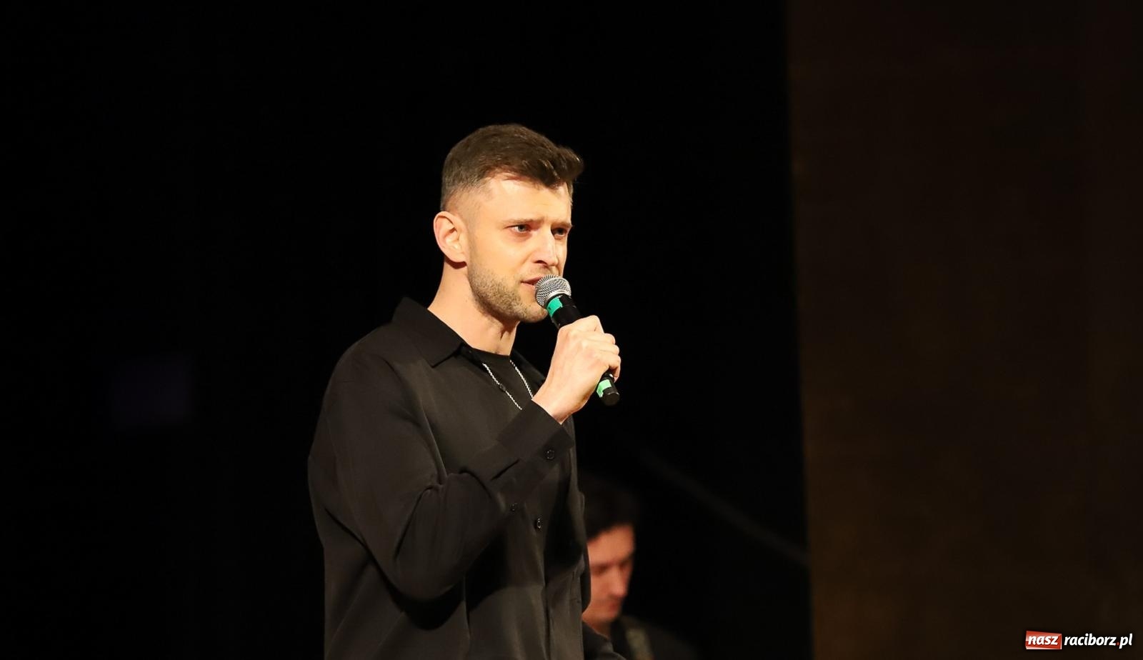 Zdjęcie w galerii na portalu naszraciborz.pl: Śladami Agnieszki Osieckiej w RCK. Janek Górka zaśpiewał w Raciborzu [FOTO i WIDEO] wiadomości z regionu