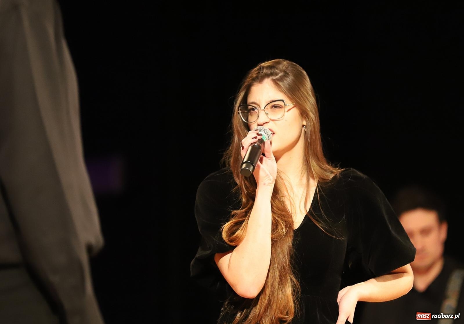 Zdjęcie w galerii na portalu naszraciborz.pl: Śladami Agnieszki Osieckiej w RCK. Janek Górka zaśpiewał w Raciborzu [FOTO i WIDEO] wiadomości z regionu