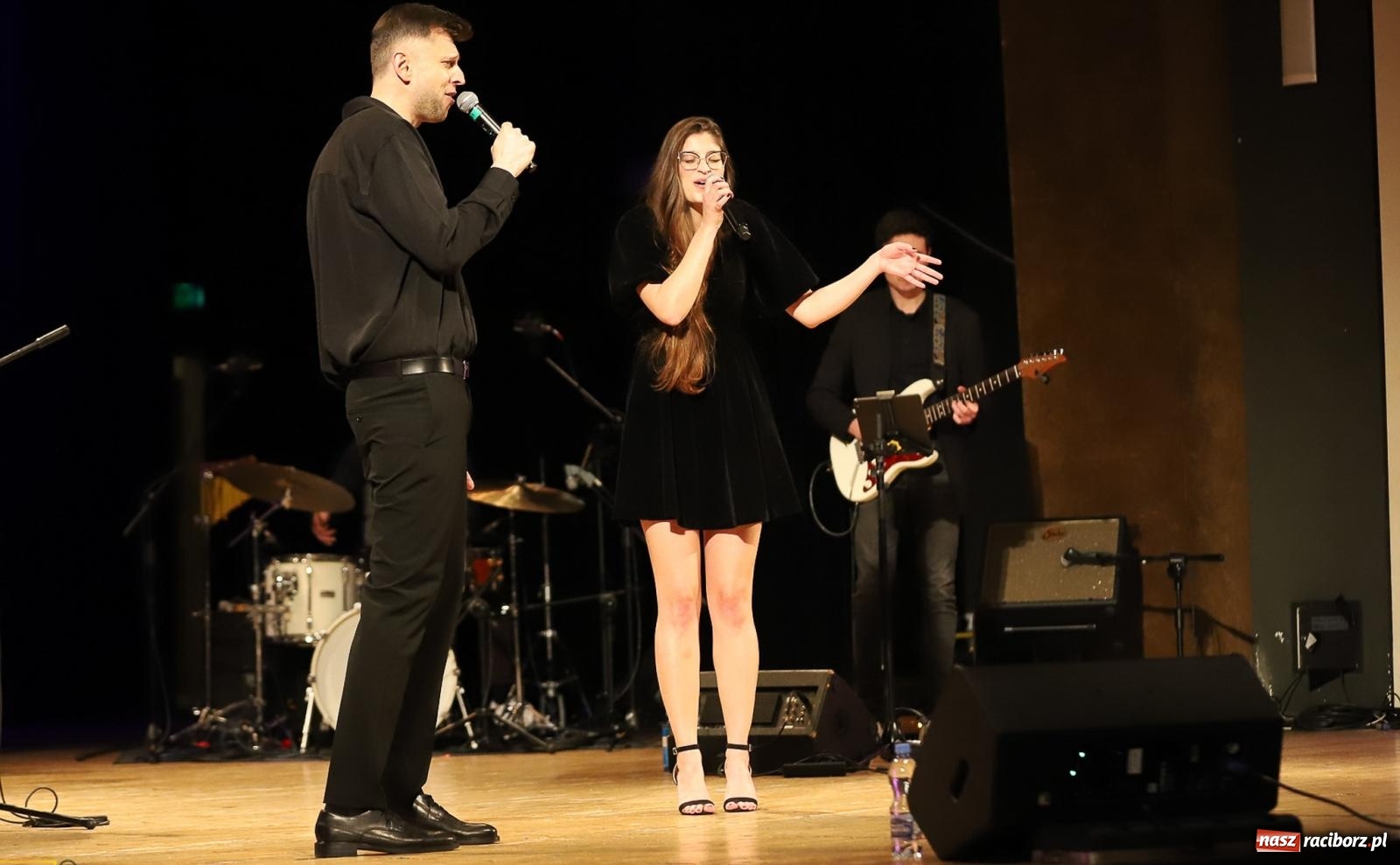 Zdjęcie w galerii na portalu naszraciborz.pl: Śladami Agnieszki Osieckiej w RCK. Janek Górka zaśpiewał w Raciborzu [FOTO i WIDEO] wiadomości z regionu