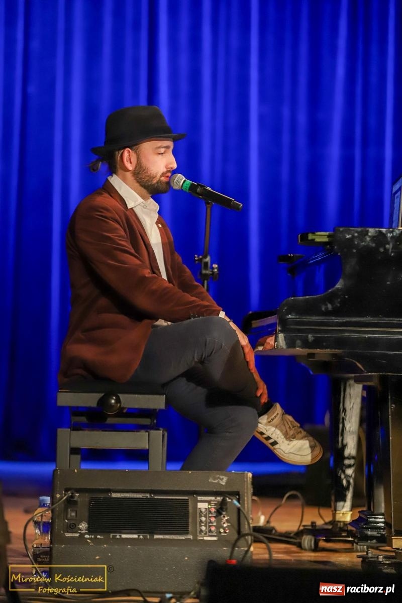 Zdjęcie w galerii na portalu naszraciborz.pl: Śladami Agnieszki Osieckiej w RCK. Janek Górka zaśpiewał w Raciborzu [FOTO i WIDEO] wiadomości z regionu