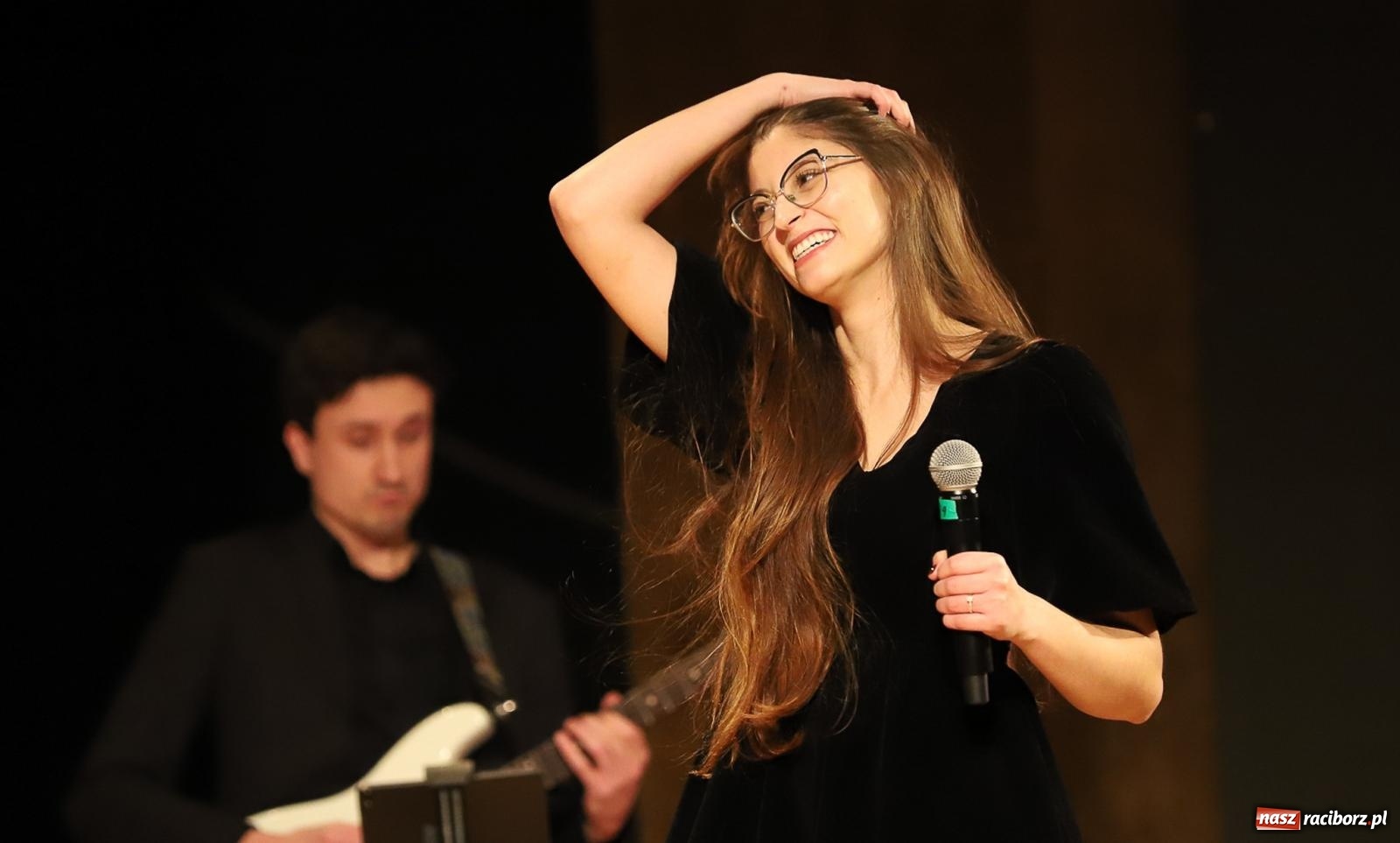 Zdjęcie w galerii na portalu naszraciborz.pl: Śladami Agnieszki Osieckiej w RCK. Janek Górka zaśpiewał w Raciborzu [FOTO i WIDEO] wiadomości z regionu