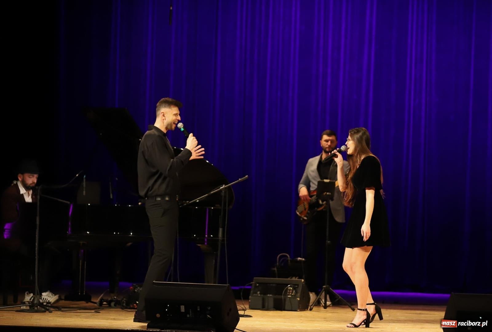 Zdjęcie w galerii na portalu naszraciborz.pl: Śladami Agnieszki Osieckiej w RCK. Janek Górka zaśpiewał w Raciborzu [FOTO i WIDEO] wiadomości z regionu