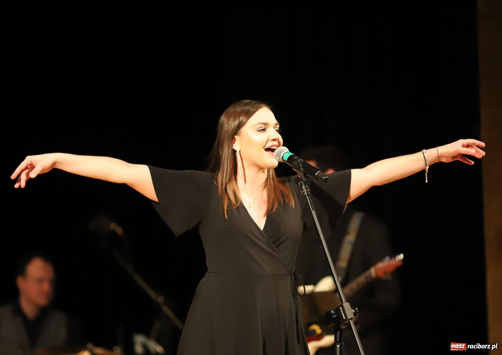 Zdjęcie w galerii na portalu naszraciborz.pl: Śladami Agnieszki Osieckiej w RCK. Janek Górka zaśpiewał w Raciborzu [FOTO i WIDEO] wiadomości z regionu