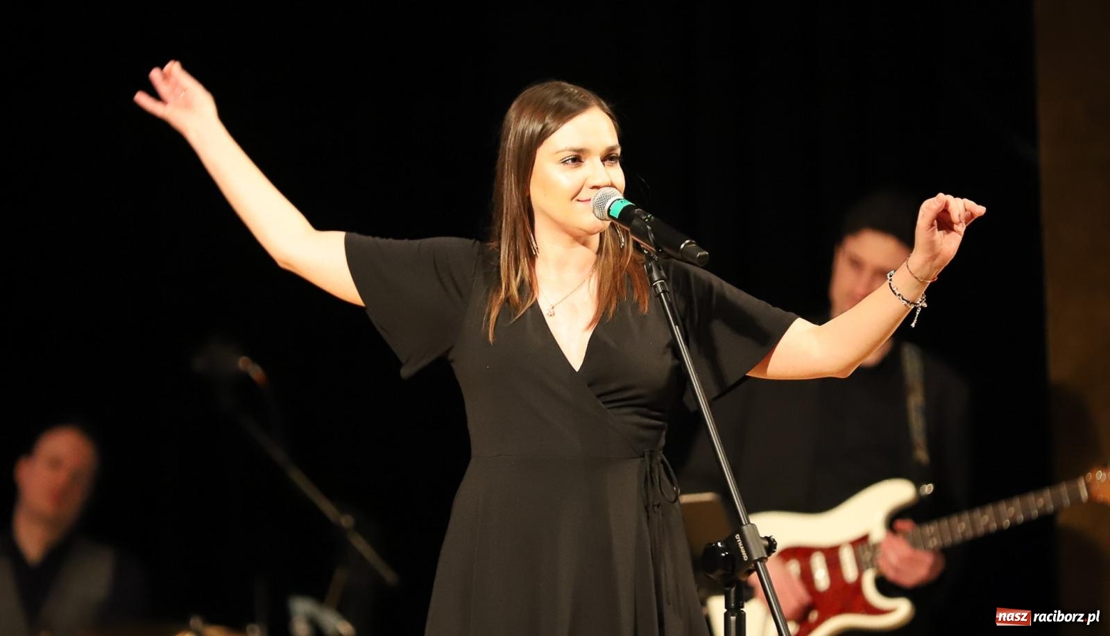 Zdjęcie w galerii na portalu naszraciborz.pl: Śladami Agnieszki Osieckiej w RCK. Janek Górka zaśpiewał w Raciborzu [FOTO i WIDEO] wiadomości z regionu