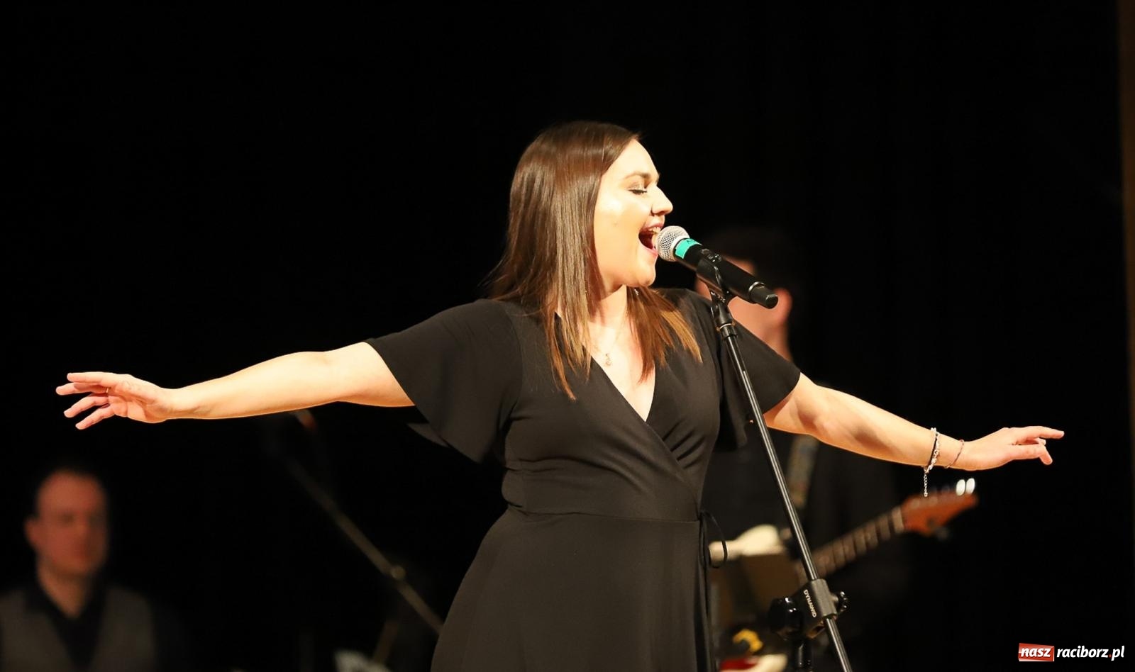 Zdjęcie w galerii na portalu naszraciborz.pl: Śladami Agnieszki Osieckiej w RCK. Janek Górka zaśpiewał w Raciborzu [FOTO i WIDEO] wiadomości z regionu