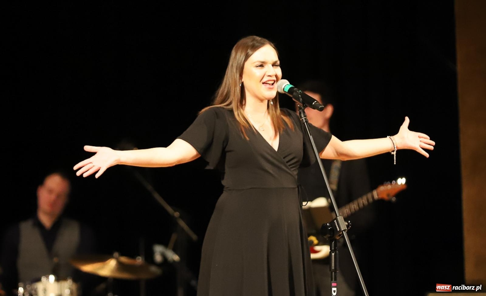 Zdjęcie w galerii na portalu naszraciborz.pl: Śladami Agnieszki Osieckiej w RCK. Janek Górka zaśpiewał w Raciborzu [FOTO i WIDEO] wiadomości z regionu