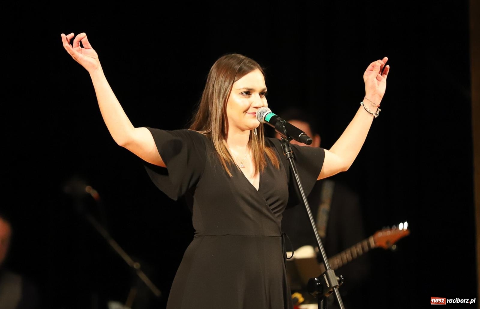 Zdjęcie w galerii na portalu naszraciborz.pl: Śladami Agnieszki Osieckiej w RCK. Janek Górka zaśpiewał w Raciborzu [FOTO i WIDEO] wiadomości z regionu