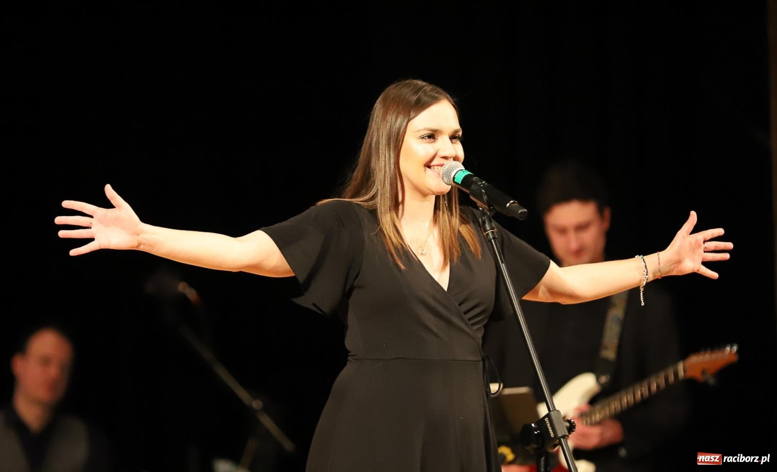 Zdjęcie w galerii na portalu naszraciborz.pl: Śladami Agnieszki Osieckiej w RCK. Janek Górka zaśpiewał w Raciborzu [FOTO i WIDEO] wiadomości z regionu