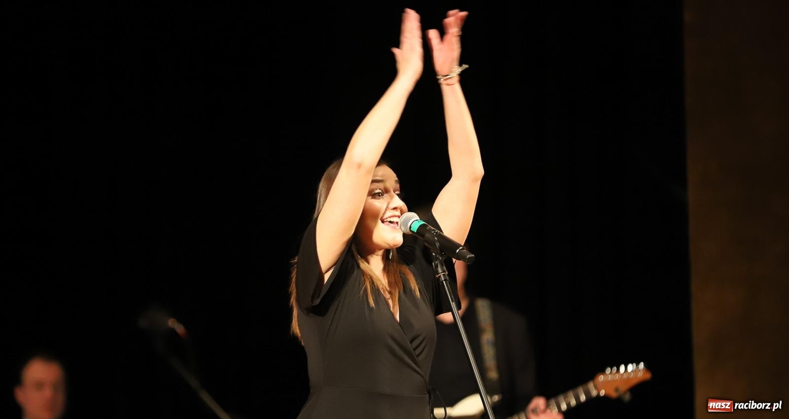 Zdjęcie w galerii na portalu naszraciborz.pl: Śladami Agnieszki Osieckiej w RCK. Janek Górka zaśpiewał w Raciborzu [FOTO i WIDEO] wiadomości z regionu