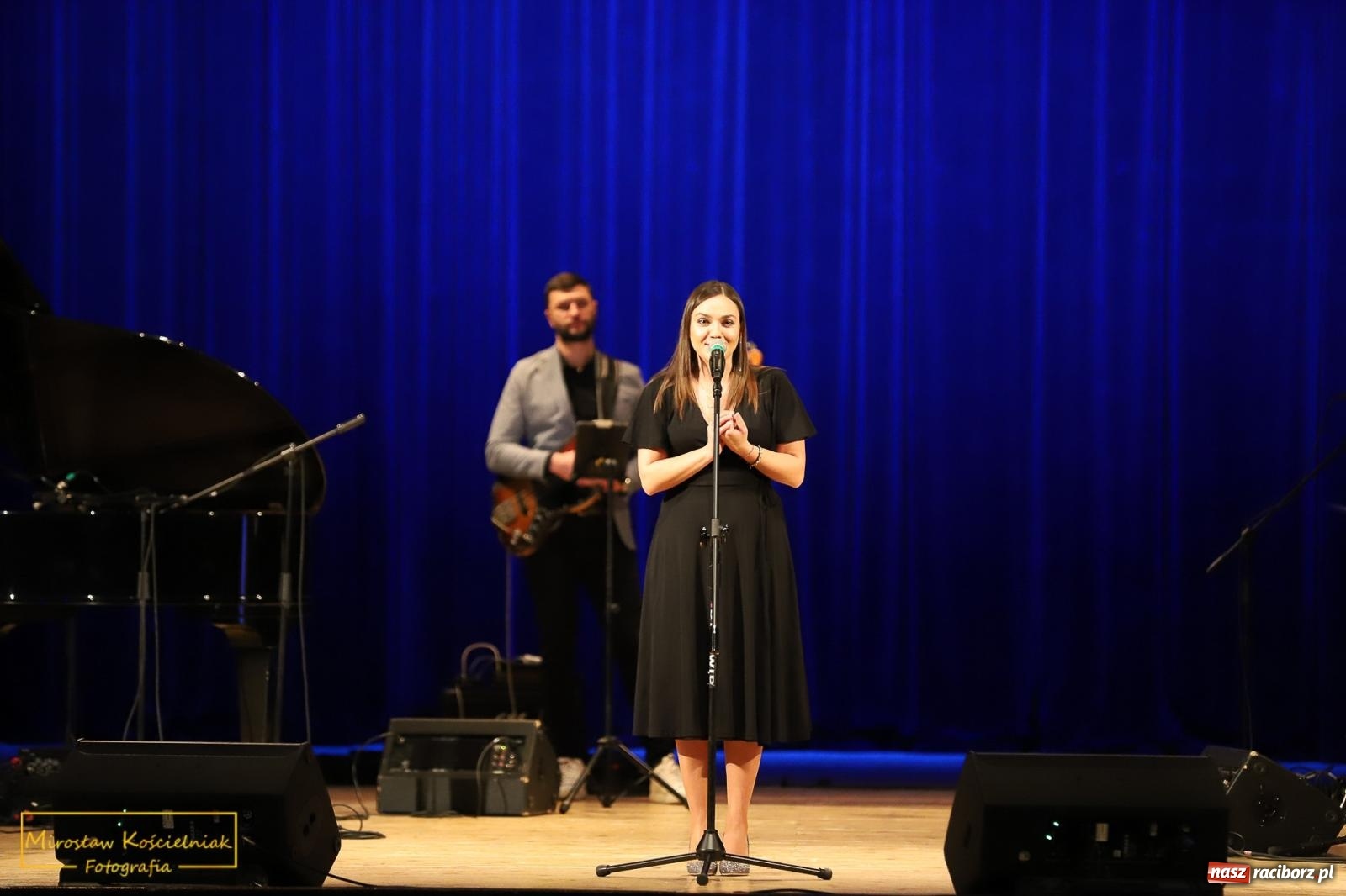 Zdjęcie w galerii na portalu naszraciborz.pl: Śladami Agnieszki Osieckiej w RCK. Janek Górka zaśpiewał w Raciborzu [FOTO i WIDEO] wiadomości z regionu