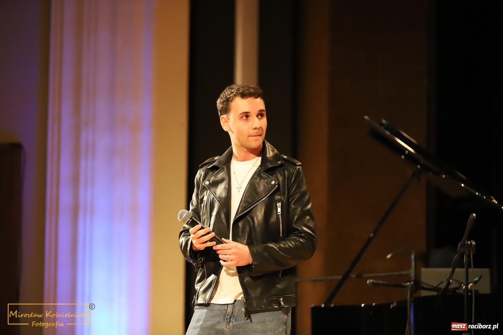 Zdjęcie w galerii na portalu naszraciborz.pl: Śladami Agnieszki Osieckiej w RCK. Janek Górka zaśpiewał w Raciborzu [FOTO i WIDEO] wiadomości z regionu