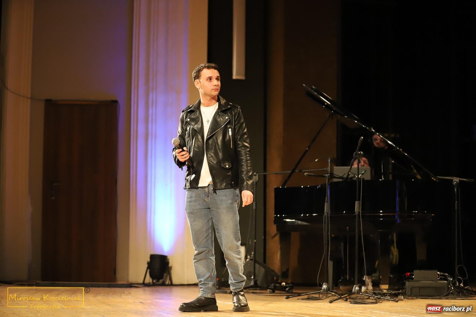 Zdjęcie w galerii na portalu naszraciborz.pl: Śladami Agnieszki Osieckiej w RCK. Janek Górka zaśpiewał w Raciborzu [FOTO i WIDEO] wiadomości z regionu