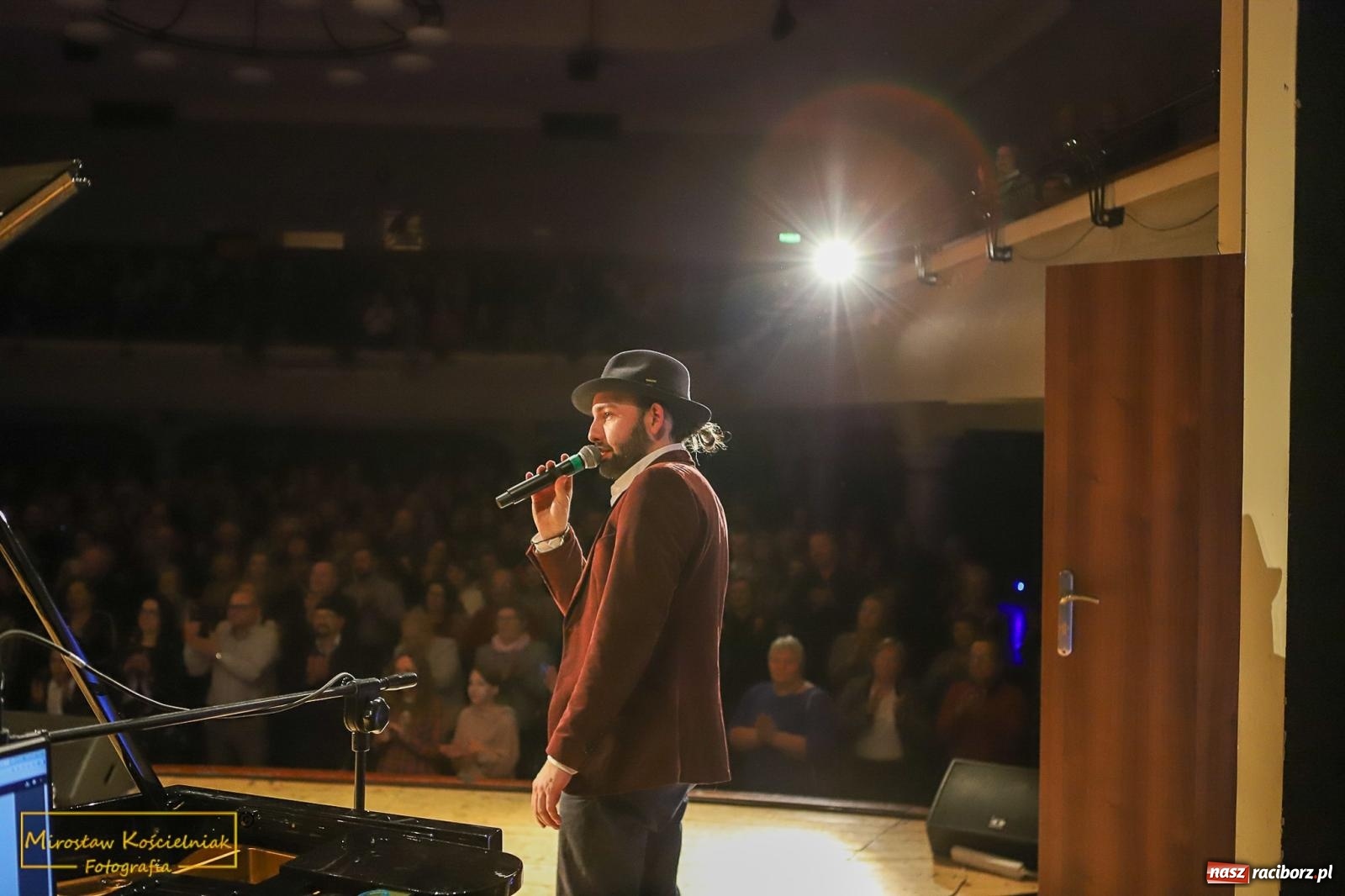 Zdjęcie w galerii na portalu naszraciborz.pl: Śladami Agnieszki Osieckiej w RCK. Janek Górka zaśpiewał w Raciborzu [FOTO i WIDEO] wiadomości z regionu